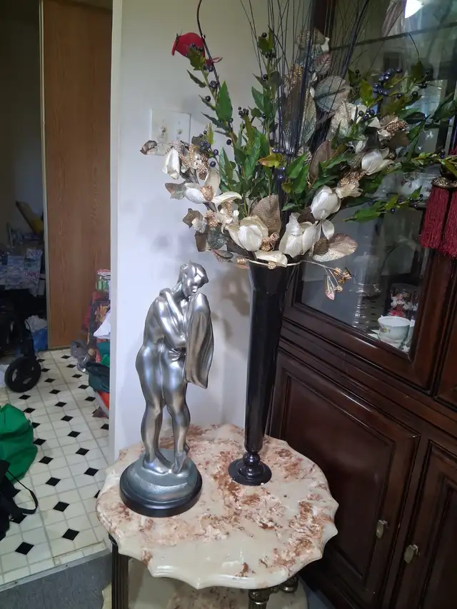 Statue of Kissing Couple - Decor