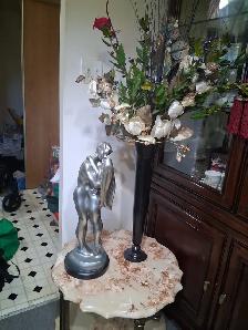 Statue of Kissing Couple - Decor