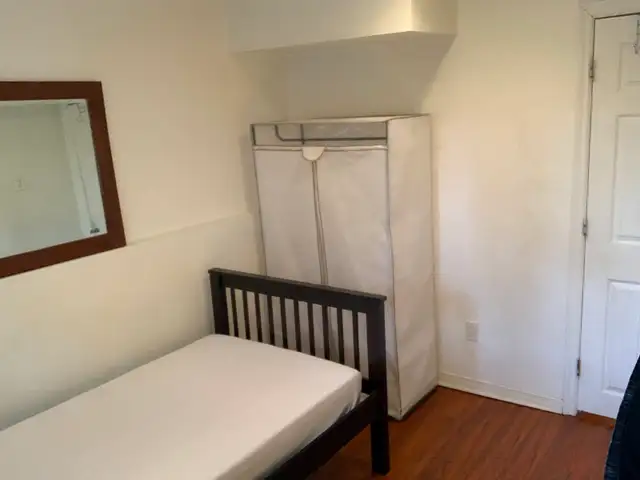 Furnished Private Room   Utilities & WiFi in Center Mississauga - Photo 3