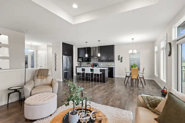 3bdrm Bungalow on beautiful pie-shaped Lot overlooking the lake - Photo 3