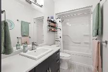 3bdrm Bungalow on beautiful pie-shaped Lot overlooking the lake - Photo 7