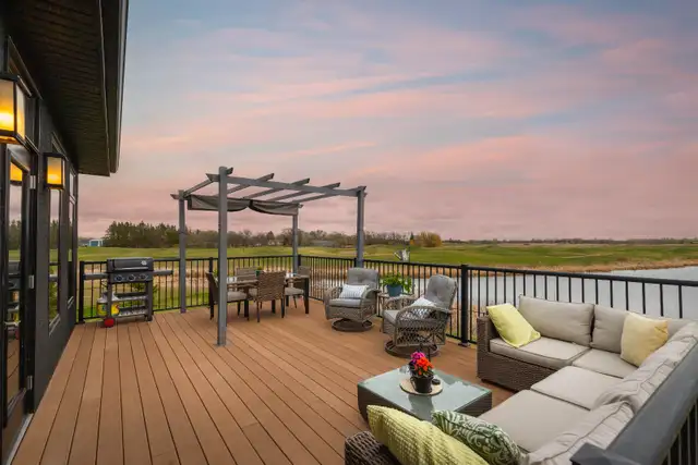 3bdrm Bungalow on beautiful pie-shaped Lot overlooking the lake - Photo 8