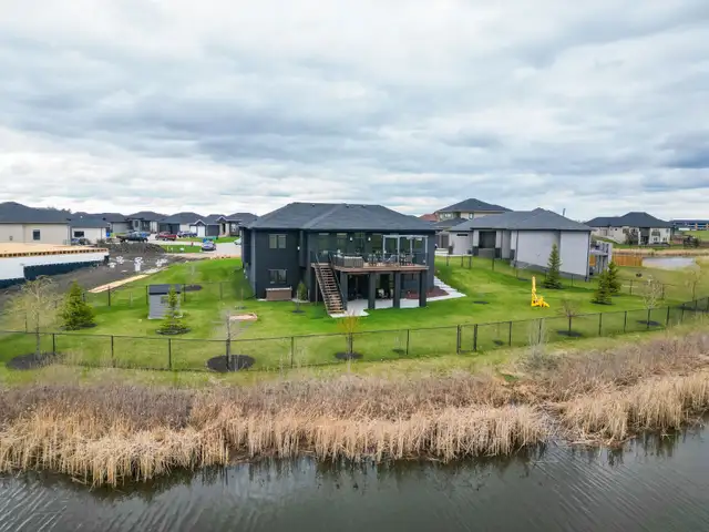 3bdrm Bungalow on beautiful pie-shaped Lot overlooking the lake - Photo 10