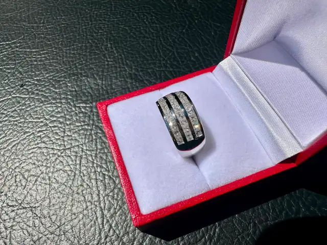 #813 - 14kt White Gold, Princess Cut Diamond Band, Size 6 - Photo 5