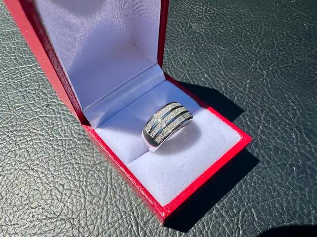 #813 - 14kt White Gold, Princess Cut Diamond Band, Size 6 - Photo 7