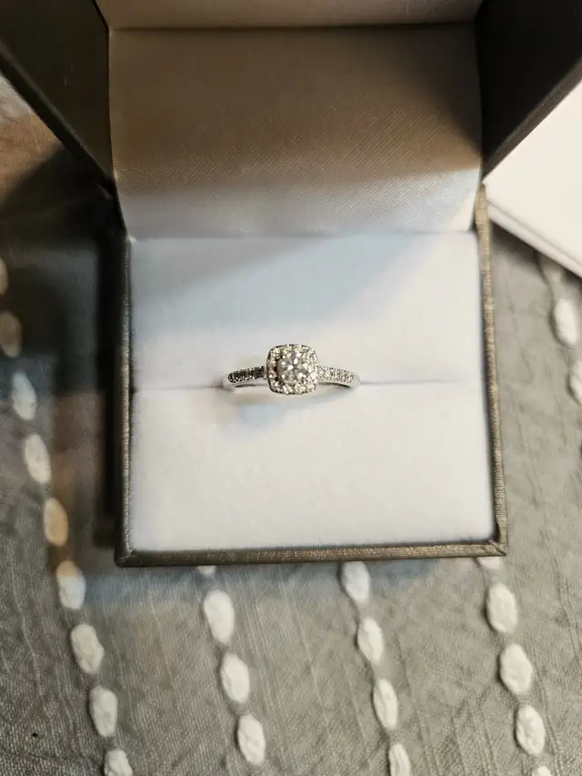Engagement ring 14kt white gold size 6-7