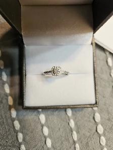 Engagement ring 14kt white gold size 6-7