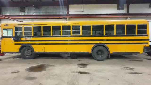 BUS FOR SALE / BUS À VENDRE 899,00$ - Photo 2