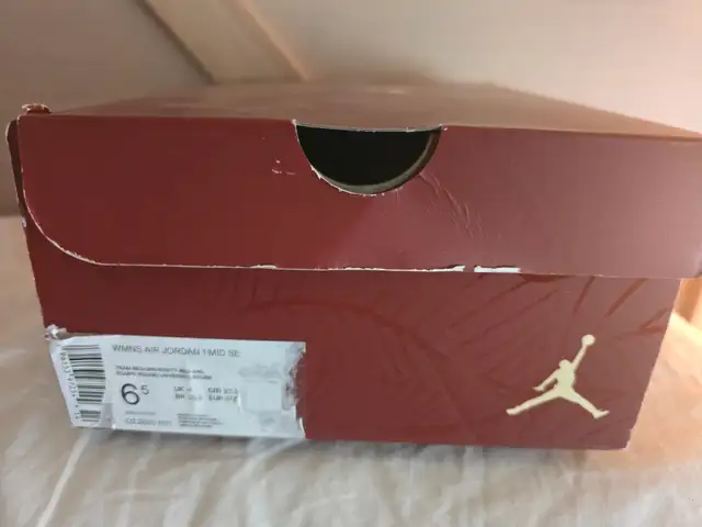 ! Air Jordan 1 Mid Red - Size 6.5 = mint   collector card. - Photo 3