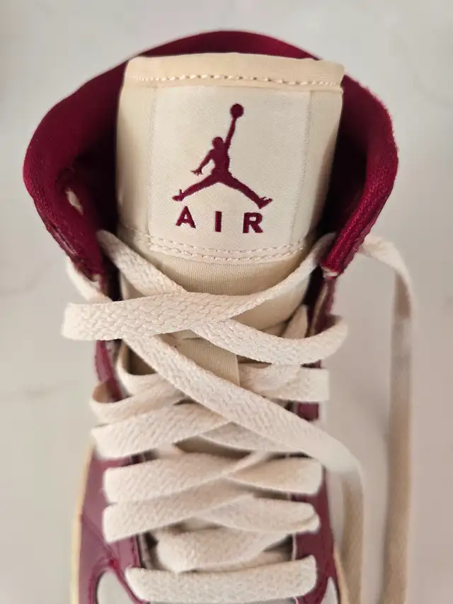 ! Air Jordan 1 Mid Red - Size 6.5 = mint   collector card. - Photo 4