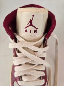 ! Air Jordan 1 Mid Red - Size 6.5 = mint   collector card. - Photo 4