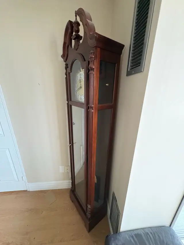 Free delivery used Howard Miller 'Jonathan' Grandfather Clock - Photo 4