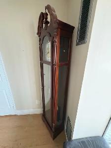 Free delivery used Howard Miller 'Jonathan' Grandfather Clock - Photo 4