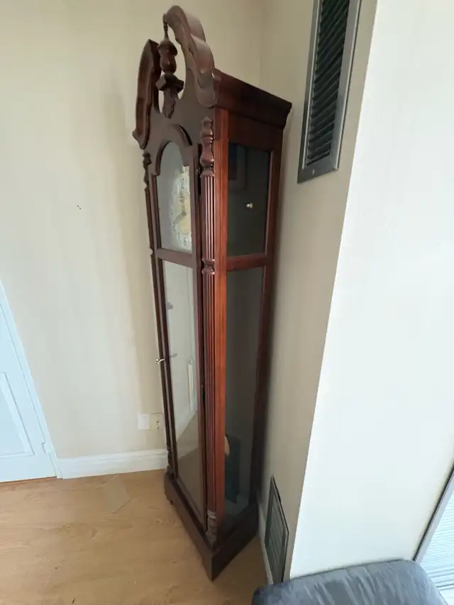 Free delivery used Howard Miller 'Jonathan' Grandfather Clock - Photo 5