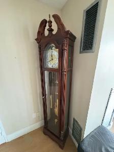 Free delivery used Howard Miller 'Jonathan' Grandfather Clock - Photo 7