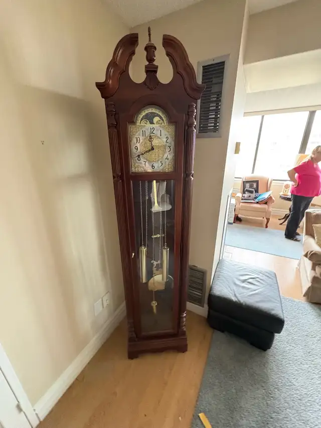 Free delivery used Howard Miller 'Jonathan' Grandfather Clock - Photo 8