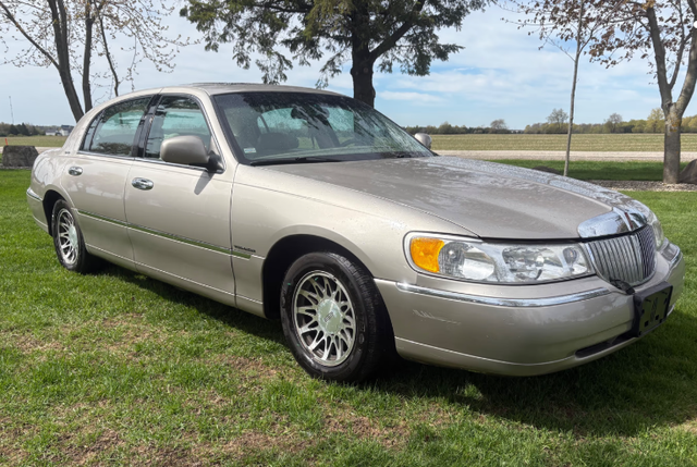 2000 Lincoln Town Car - Pristine
