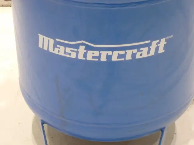 Mastercraft 10 Gallon Air Compressor - Photo 2