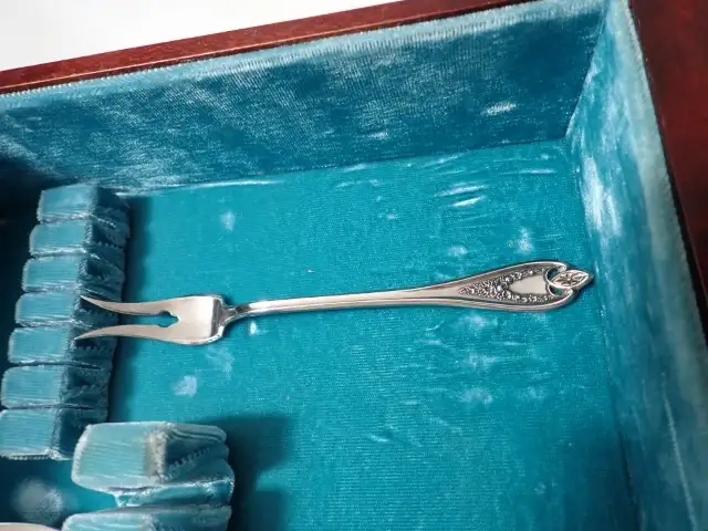 Old Colony Pattern Silverware - Photo 9