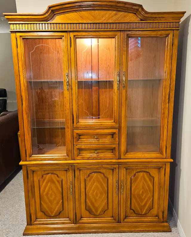 China Cabinet $200. Delivery Available