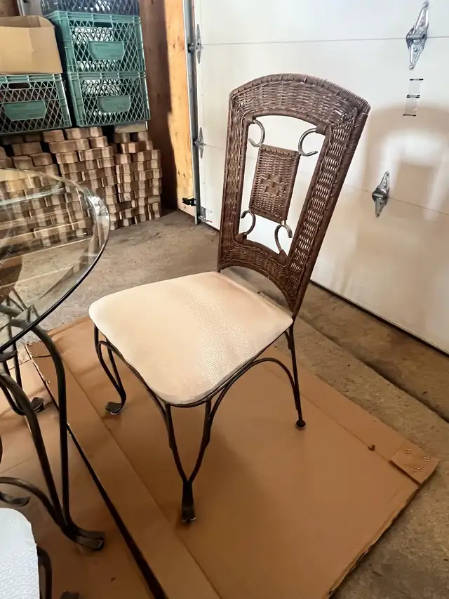Table and chairs - Photo 2