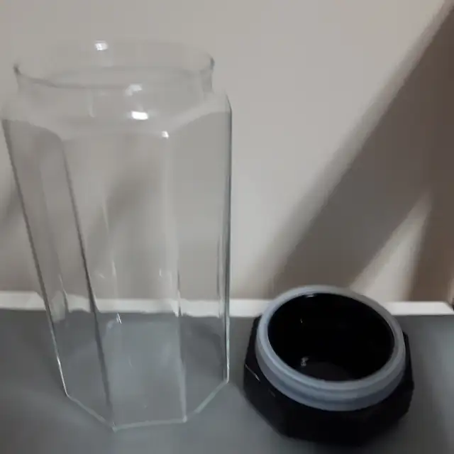 GRAND POT NEUF EN VERRE ÉPAIS 9'HAUTx5'DIAMÈTRE  COUVERT: $10.00