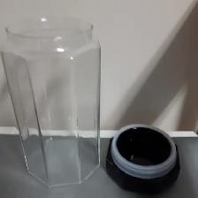 GRAND POT NEUF EN VERRE ÉPAIS 9'HAUTx5'DIAMÈTRE  COUVERT: $10.00