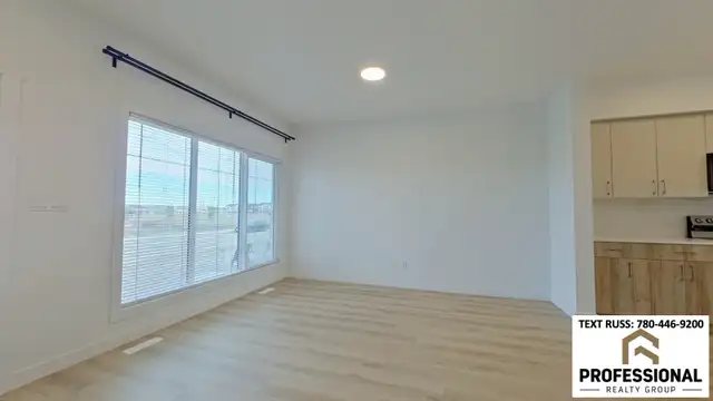 PET FRIENDLY 3 Bed & 2.5 Bath Main Suite in SE Edmonton - Photo 2