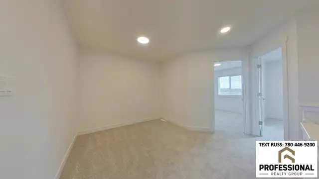 PET FRIENDLY 3 Bed & 2.5 Bath Main Suite in SE Edmonton - Photo 3