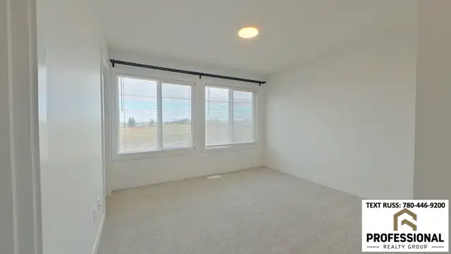 PET FRIENDLY 3 Bed & 2.5 Bath Main Suite in SE Edmonton - Photo 4