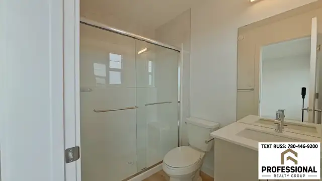 PET FRIENDLY 3 Bed & 2.5 Bath Main Suite in SE Edmonton - Photo 5