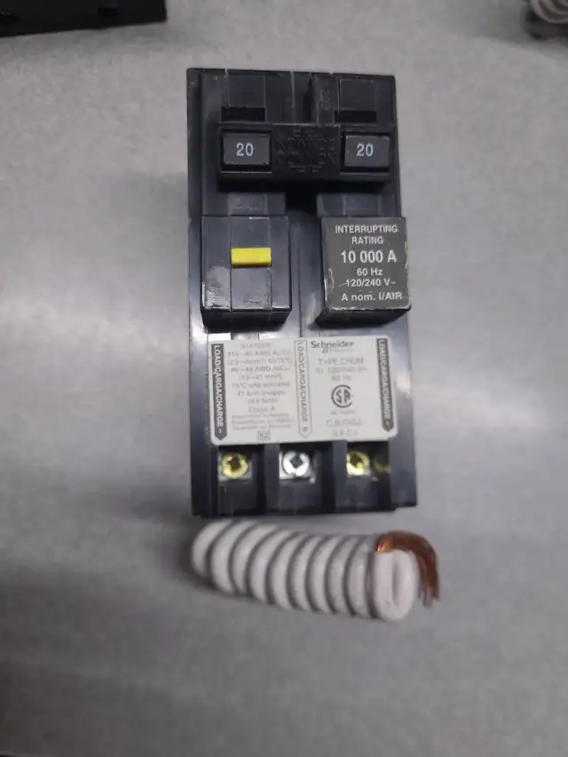 DISJONCTEUR 2 POLE 20 AMPERE 120/240V FUITE MALT NEUF CHOM220GFI