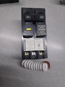 DISJONCTEUR 2 POLE 20 AMPERE 120/240V FUITE MALT NEUF CHOM220GFI