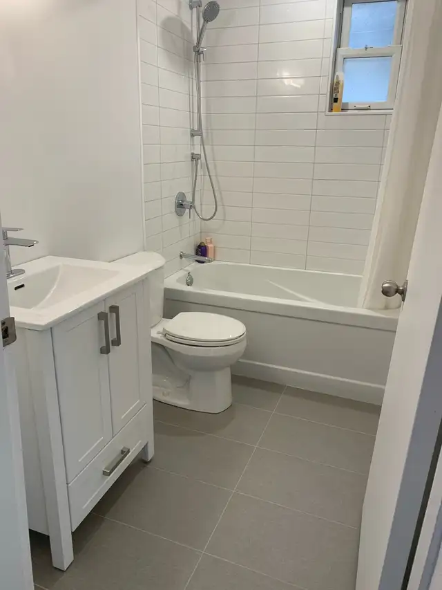 Prime South Riverdale: Renovated 2-Storey Row House - Photo 3