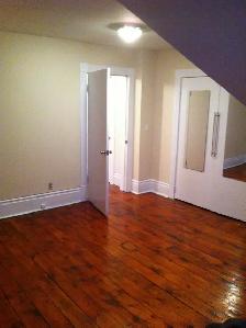 Prime South Riverdale: Renovated 2-Storey Row House - Photo 5