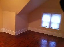 Prime South Riverdale: Renovated 2-Storey Row House - Photo 6