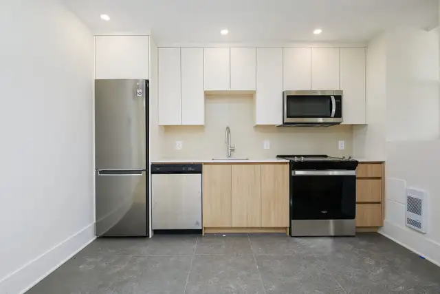 Room in renovated 4 1/2, Plateau, June 1 — utilities included