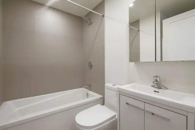 Room in renovated 4 1/2, Plateau, June 1 — utilities included - Photo 9