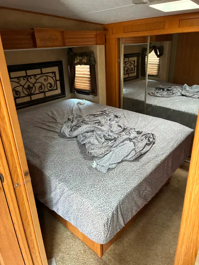 2008 Sandpipier fifth wheel camper (Bunk room) - Photo 6