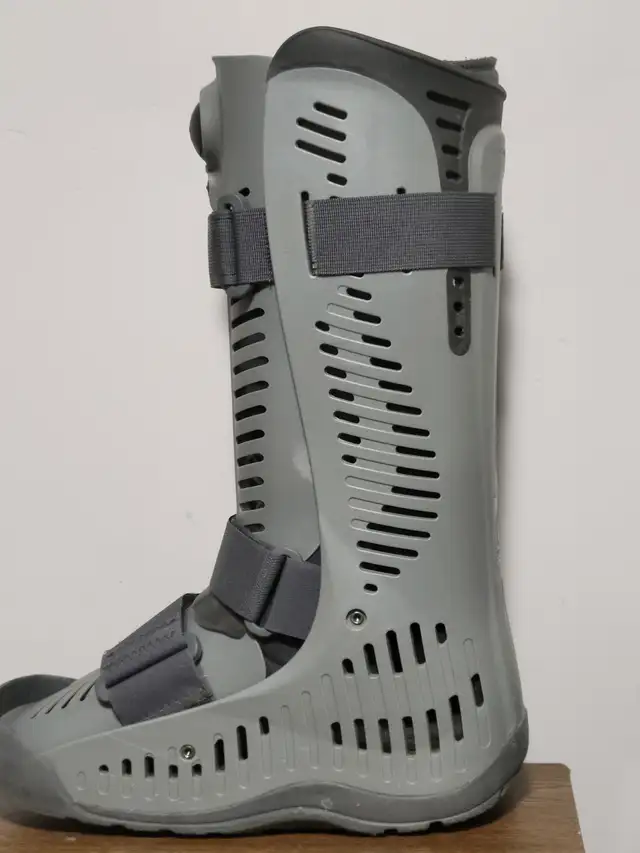 Walking boot - Photo 3