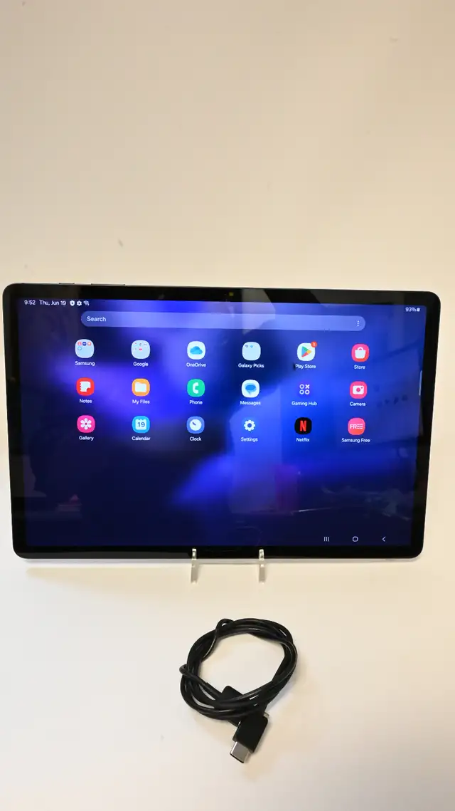 Samsung Tab 7 FE 64gb 12.4' come with USB C and case USED good