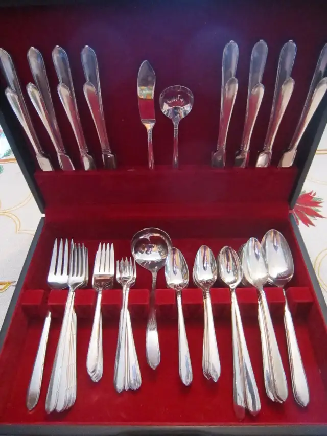 #77-146C  BERKLEY SQUARE silverware set for 8 - Photo 2