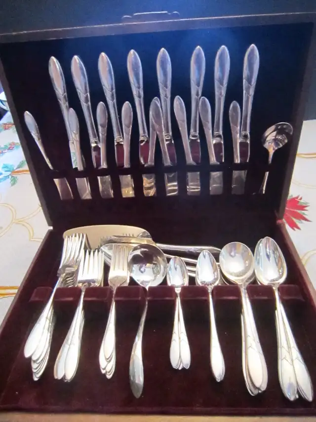 #22-72I  LADY HAMILTON silverware set for 8 - Photo 2
