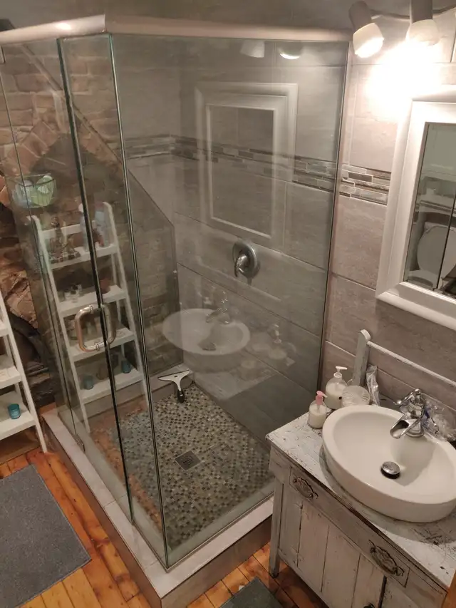 Furnished 2 Bedroom Apartment For Rent ALL INCL, Queen's