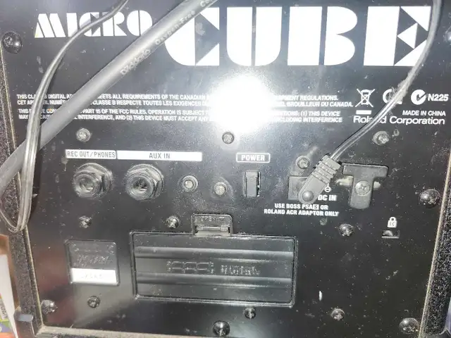 ROLAND Micro Cube Guitar Amplifier - Photo 5
