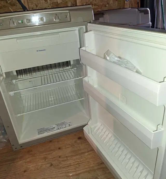 Dometic 2 Way Refrigerator - Photo 2