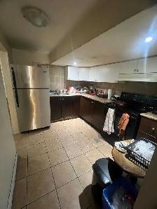 SHARED MASTER BEDROOM  IN 2BHK BSMT IN MALTON - Photo 2