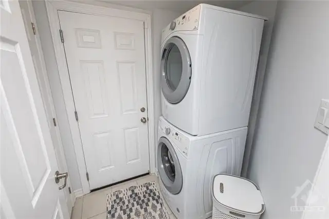 Barrhaven 2BDR, 2.5 Bath Townhouse in Half Moon Bay, July 1st - Photo 4