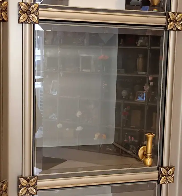 Glass Front Niche - Photo 2