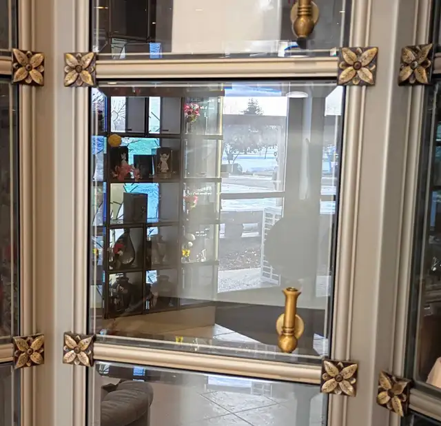 Glass Front Niche - Photo 3